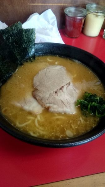 「ラーメン（６５０円）＋肉増し１枚（７０円）」@横浜家系  一二三家の写真