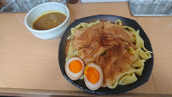 「とろ肉カレーつけ麺 味玉」@とろ肉つけ麺 魚とんの写真
