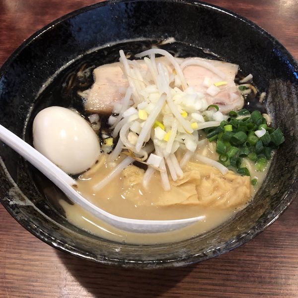 「とりそば黒 煮玉子」@麺堂 稲葉の写真