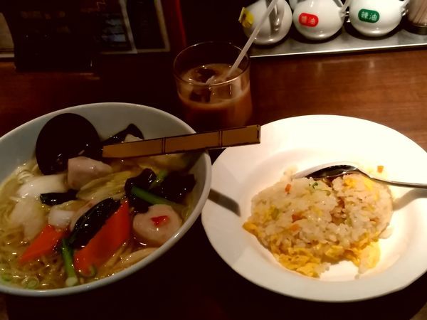 「日替わり①(海鮮団子入り塩ラーメン＋五目チャーハン)780円」@上海華龍 ヤマダ電機LABI1高崎店の写真