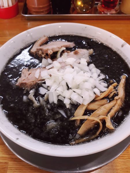 「中華そば味噌(竹炭入り)850円」@中華そば136の写真