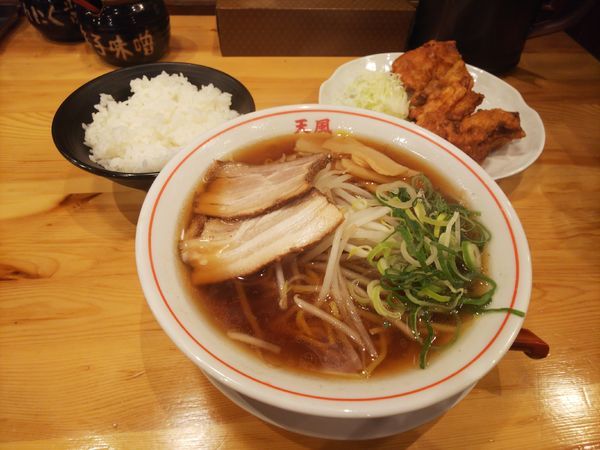 「中華そば490円＋唐揚げセット300円」@奈良天理ラーメン 天風 豊川店の写真