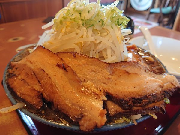 「富士チャーシュー麺 黒醤油(ヤサイ・アブラ増し)」@優勝軒 熊谷総本店の写真