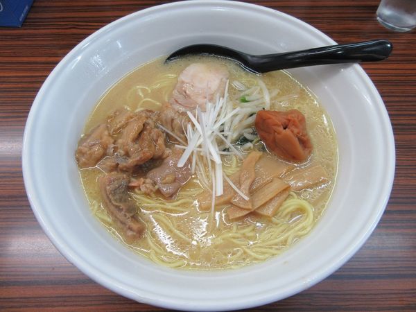 「塩もつそば（７９０円）＋梅干１００円」@もつの屋の写真