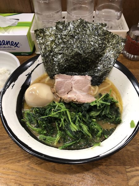 「ラーメン(ホーレン草増、煮玉子)」@家系らーめん 丸武家の写真