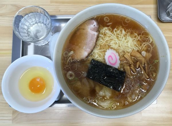 「ワンタン麺＋生玉子」@田無大勝軒の写真