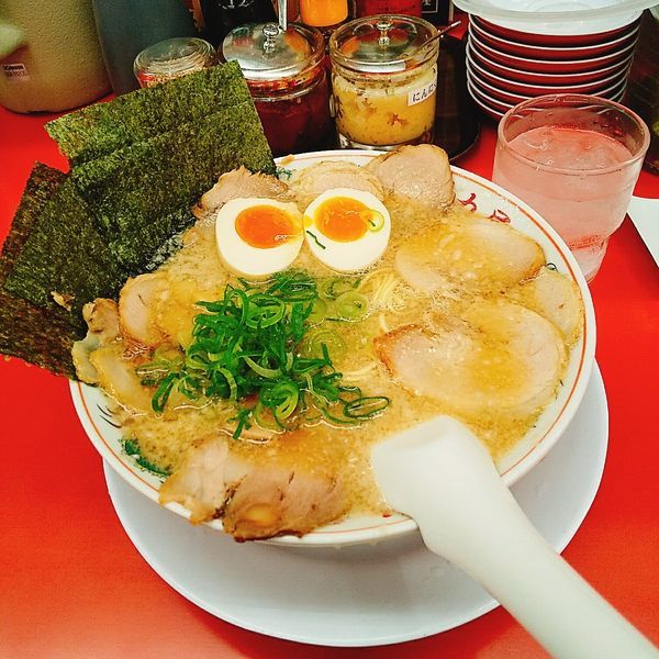 「醤油全部のせラーメン」@ラーメン魁力屋 五反田店の写真