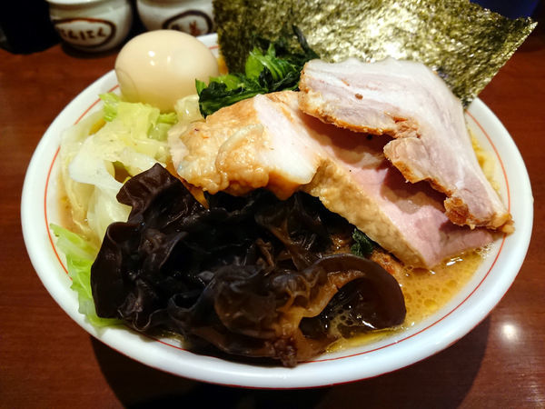 「らーめん(もも肉)＋キャベツ＋キクラゲ」@らーめん飛粋の写真