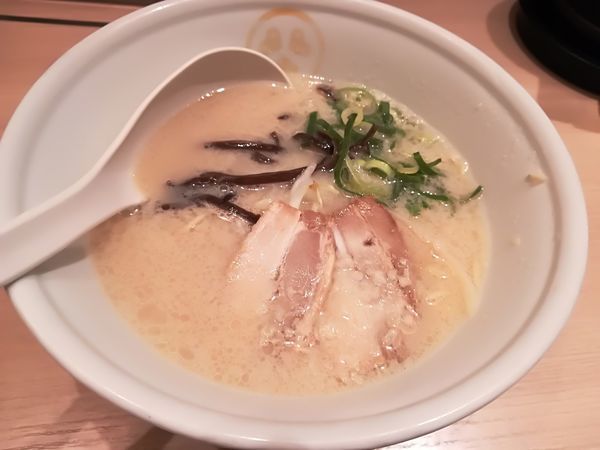 「5/18 白ハリガネ690円　替え玉粉落とし100円」@TOKYO 豚骨 BASE MADE by 博多一風堂 ecute品川サウス店の写真