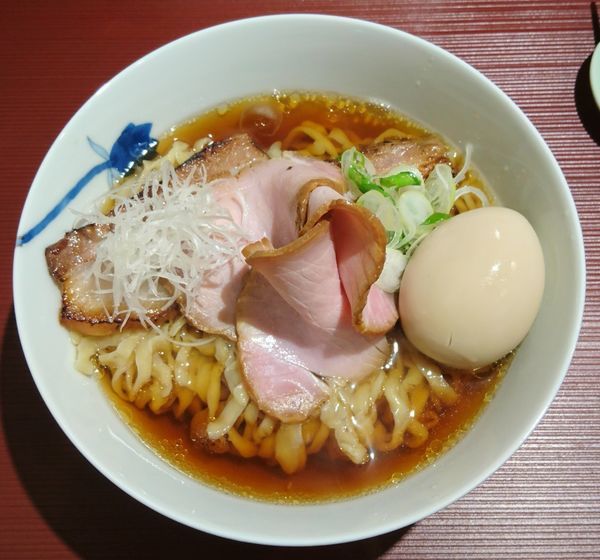 「醤油(手揉み)＋味玉＋チャーシュー」@麺 みつヰの写真