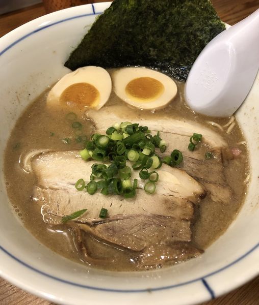 「変わり系煮干しとんこつラーメン」@別邸三く 豚骨らーめん 真真の写真