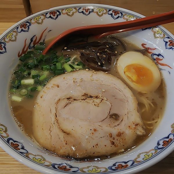 「【限定】豚骨ラーメン」@くじら食堂 nonowa東小金井店の写真
