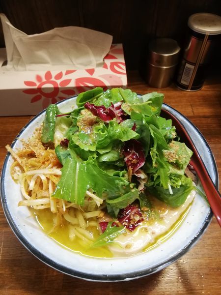 「塩ラーメントリュフオイルかけ750円茹でキャベツ50円」@『   』（無銘）の写真