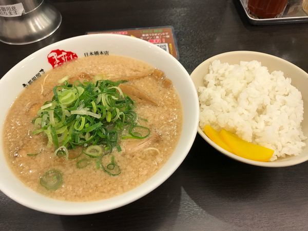 「ラーメン 並 麺30秒硬め＋背脂多め＋ライス普通」@京都銀閣寺 ますたにラーメン 日本橋本店の写真