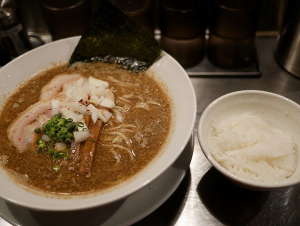 「背脂ジョニー＋小ライス」@麺屋 愛心 TOKYO 町屋店の写真