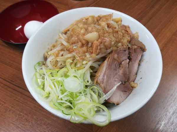 「油そば小200g(800円)+黒烏龍茶(170円)」@ラーメンの店 どでん 北浦和店の写真