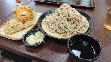 「大ざる＋なす天＋春菊のかき揚げ＝730円」@小木曽製粉所 いいやま ぶなの駅店の写真