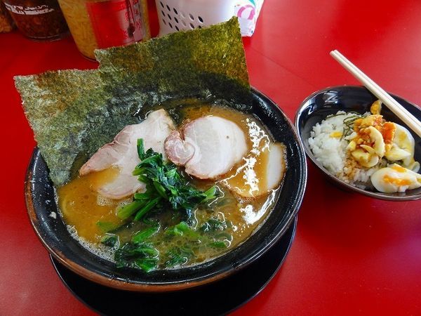 「中盛ラーメン780円　燻製チャーシュー150円　半卵まぶし」@家系ラーメン 王道家の写真