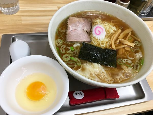「ワンタン麺＋生玉子」@田無大勝軒の写真
