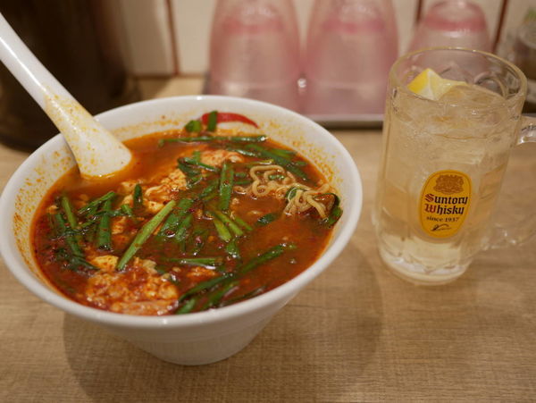 「辛麺 辛さ5倍 中華麺＋ハイボール＝ハイカラ」@辛麺屋 一輪の写真
