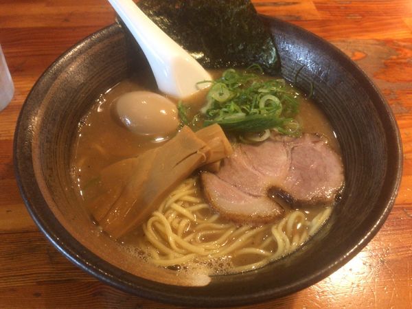 「味玉濃厚魚介らーめん：850円」@瞠 池袋店の写真