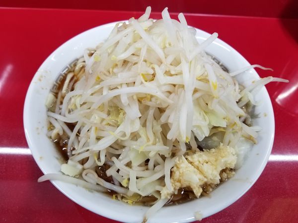 「小ラーメン、固め、ニンニク、野菜＋黒烏龍茶」@ラーメン二郎 越谷店の写真