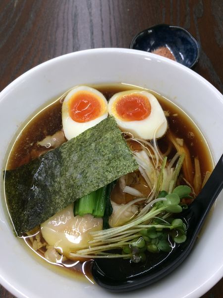 「醤油らーめん850円➕味玉(ラーパス)」@麺屋みつば＋クローバーの写真