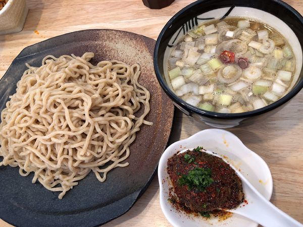 「特製つけそば1170円＋カレー玉＋メンマ+日本酒」@中華そば専門 とんちぼの写真