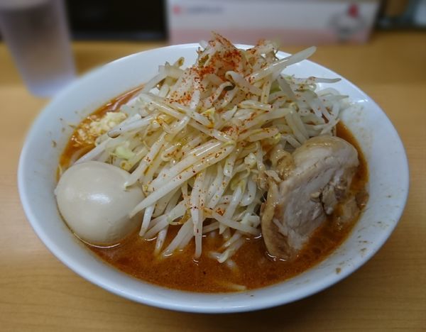 「辛らーめん(中太麺、ニンニク少し)」@ラーメン ○菅の写真