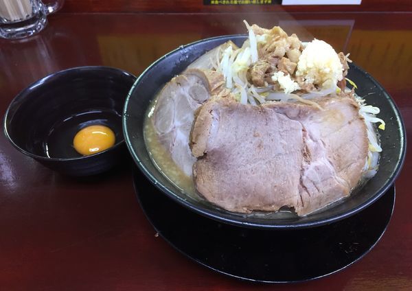 「らーめん正油(ヤサイニンニクアブラ生卵)＋豚2枚」@僕との麺の写真