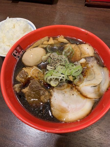 「富山ブラック牛豚W肉盛りそば 通常価格1190円」@豚系 麺家いろは 秋葉原店の写真
