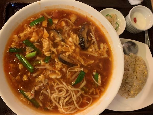 「酸辣湯麺＋半チャーハン」@中華料理 食家の写真