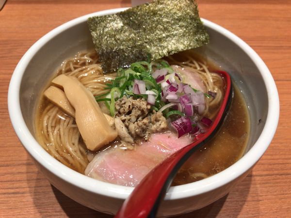「炭火焼き鯵煮干しそば」@煮干中華そば 鈴蘭 新宿店の写真