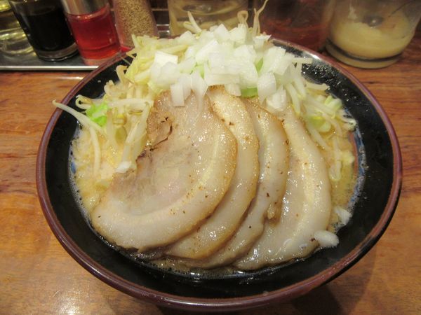 「チャーシュー豚ラーメン（１０９０円）」@横浜家系ラーメン たくみ家 桜土浦インター店の写真