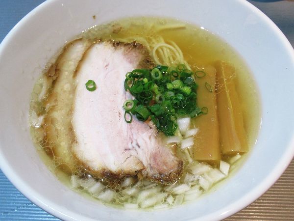 「白醤油ラーメン（700円）」@貪瞋癡の写真