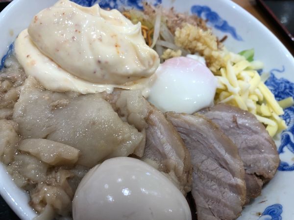 「まぜそば大盛 2豚増し」@ジャンクガレッジ イオン北戸田店の写真