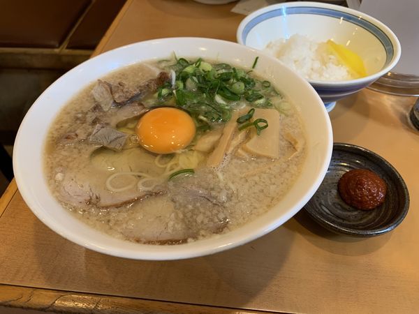 「醤油らーめん+刻みチャーシュー+生玉子+サービス半ご飯」@京都銀閣寺 ますたにラーメン 田町店の写真