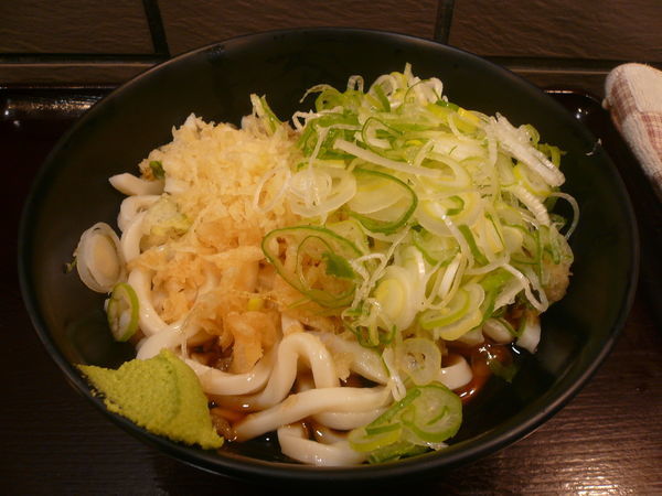 「冷したぬきうどん（温玉抜き、ネギ盛り）」@そば処 かめや 新橋店の写真
