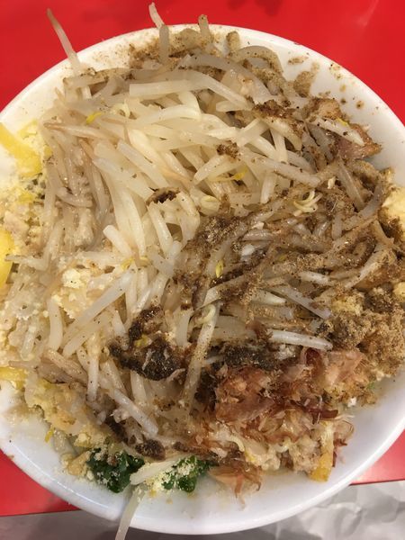 「まぜそば  ダブルチーズ まぜ魚粉 ヤサイちょいマシ ニンニクマ」@用心棒の写真