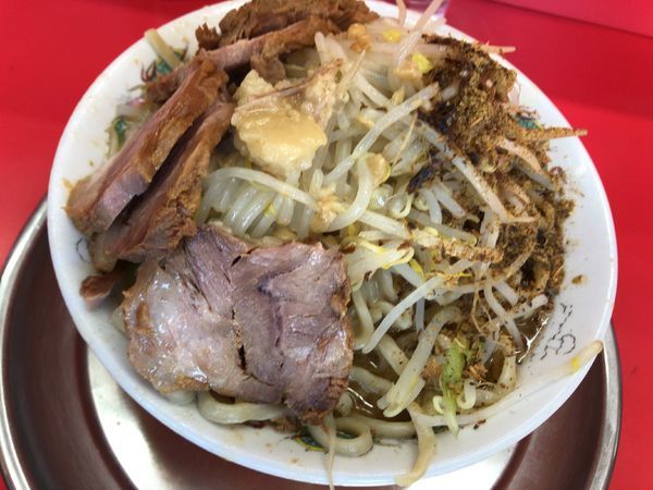 「豚入りラーメン800円」@麺でる 田園調布本店の写真