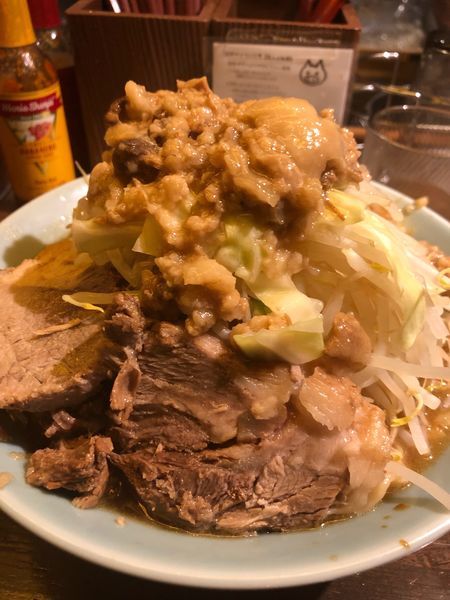 「中ラーメン750円ヤサイアブラ増し豚増し200円生卵50円」@立川マシマシ OGKB店の写真