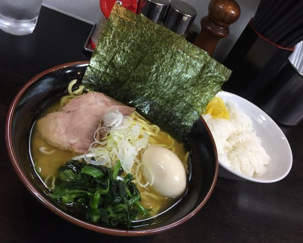 「ラーメン(麺硬め油多め)＋味付玉子＋ライス」@雷家の写真