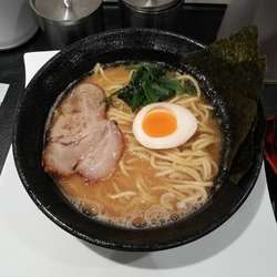 醤油とんこつラーメン