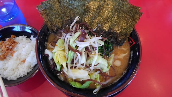 「ラーメン中盛、ライス、温野菜、のり、950円」@家系ラーメン王道 王道之印の写真