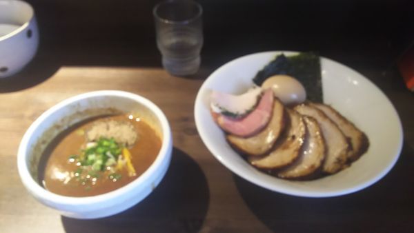「特製豚骨魚介つけ麺　豚バラロールの煮豚チャーシュートッピング」@つけ麺 一燈の写真
