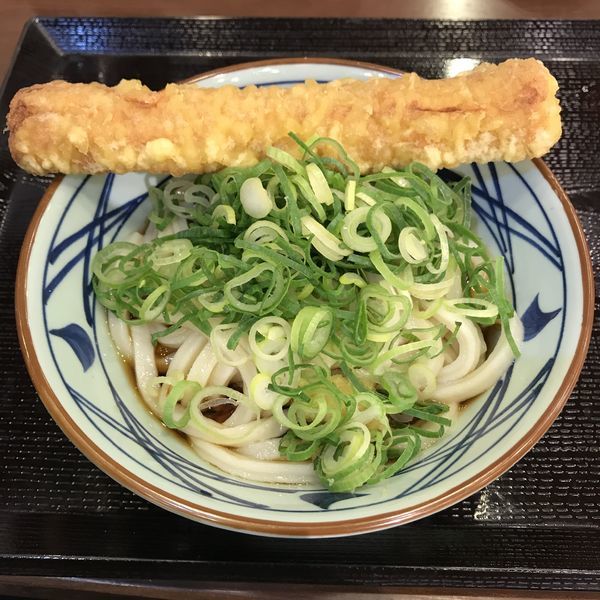 「ぶっかけ（並）＋ちくわ天（￥300）※」@丸亀製麺 六本木ティーキューブ店の写真