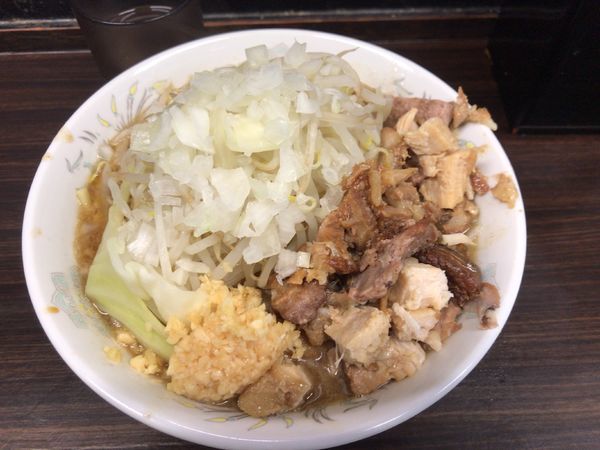 「らーめん(ニンニク、タマネギ)+ほぐし豚 900円」@らーめん虎丸の写真