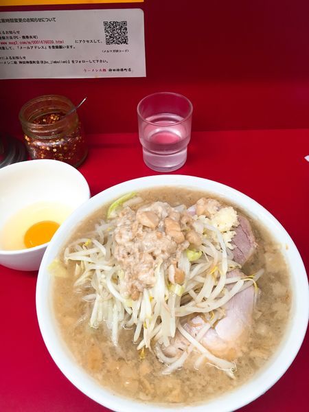 「小麺半分カタメニンニクアブラ＋生卵」@ラーメン二郎 神田神保町店の写真