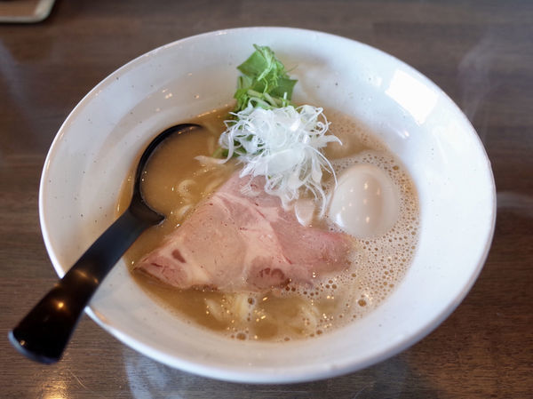 「鶏白湯と魚介のWスープ 塩…780円」@ラーメン翼の写真
