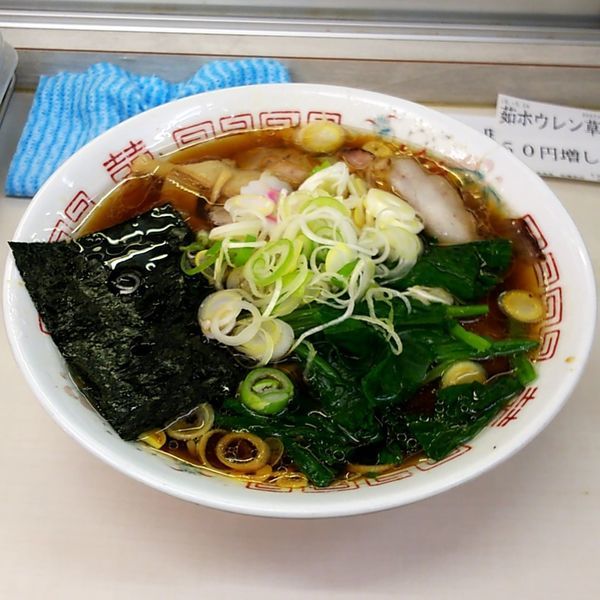 「青島ラーメン＋薬味刻みねぎ＋茹ホウレン草(50円)」@青島食堂 秋葉原店の写真